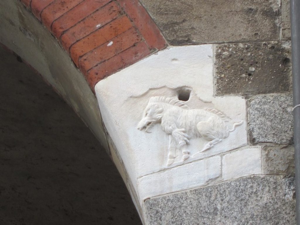 Simboli di Milano: la scrofa semilanuta in piazza dei Mercanti