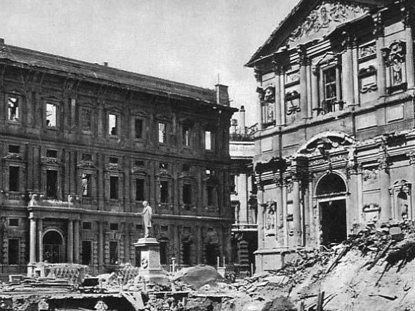 Palazzo Marino dopo i bombardamenti 